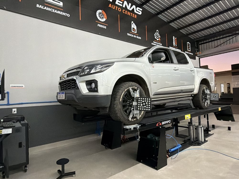 Oficina da Atenas Auto Center realizando alinhamento em veículo
